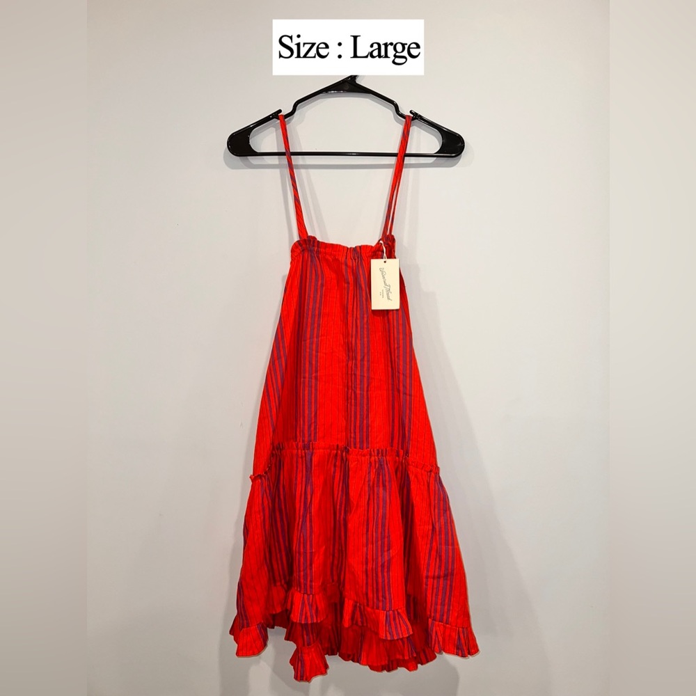 Both dresses have pockets. 
No rips
Smoke Free / Pet Free
Very clean environment
